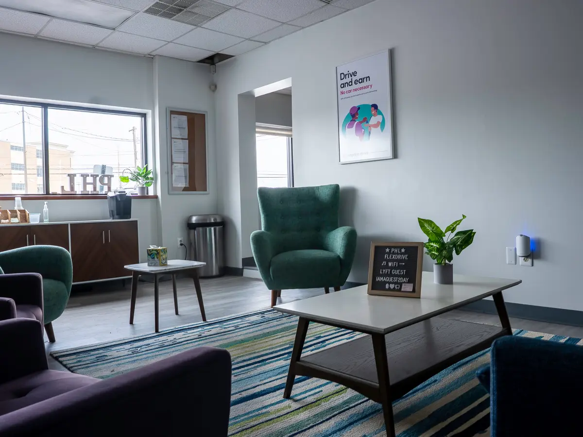 Lounge and workspace area with armchairs, a coffee table and a kitchen counter
